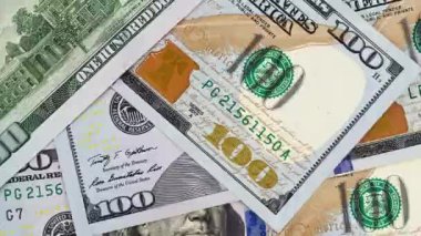 Amerikan parası. 100 banknot, yukarıdan gelen banknotlar.