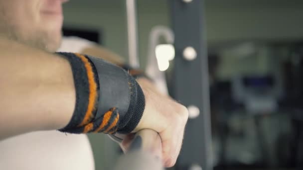 Atleta en el gimnasio levanta la barra, entrenamiento muscular con pesas, levantamiento de pesas. — Vídeos de Stock