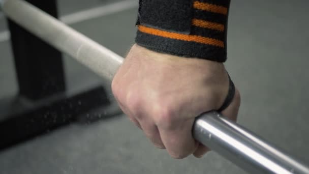 Elevación de potencia. Culturista en gimnasio levanta barra de hierro — Vídeos de Stock
