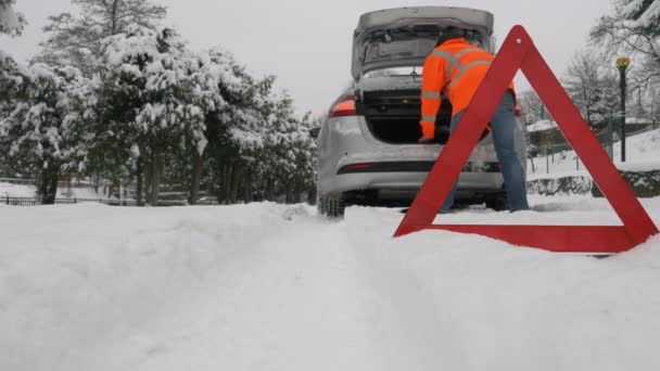 Bil i snön med varningsljus på — Stockvideo