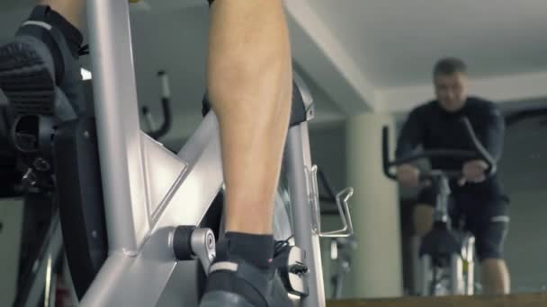 L'atleta si allena su una bici da allenamento fissa — Video Stock