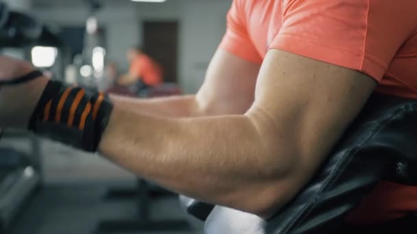 Sterke bodybuilder man training pompen biceps spieren — Stockvideo