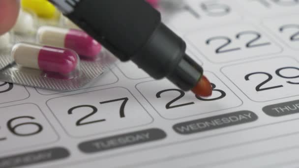 Лекарства и отмеченный день в календаре — стоковое видео