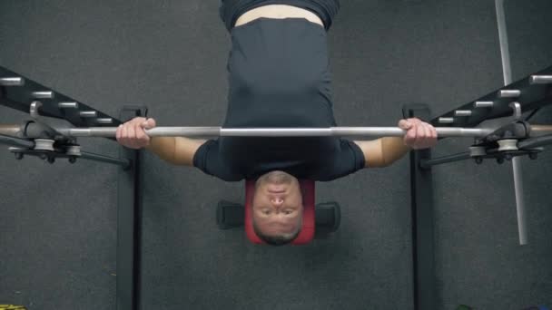 Sportler im Fitnessstudio hebt die Langhantel — Stockvideo