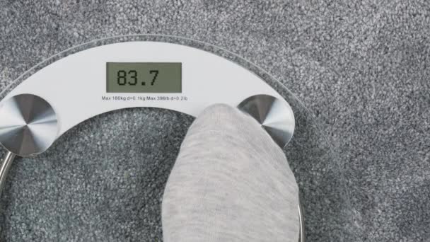Koupelnová váha s LCD obrazovkou říká Nápověda — Stock video