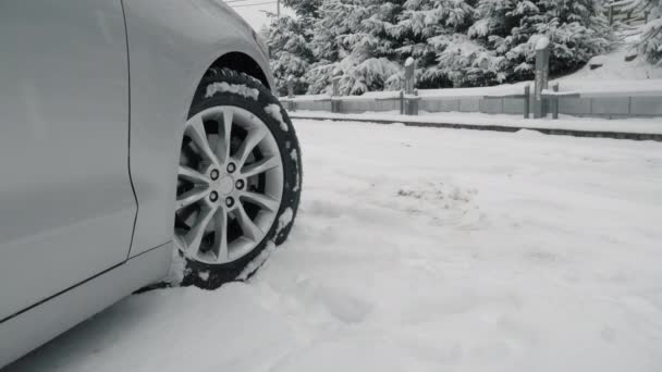 Auto in de sneeuw, banden slippen op de besneeuwde weg. — Stockvideo