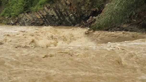 Desastres naturales y climas extremos. Río furioso con agua sucia — Vídeo de stock