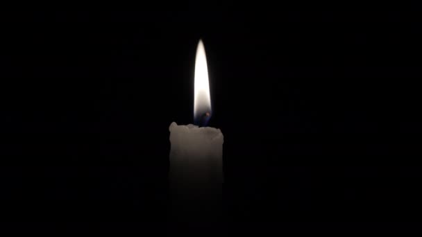 Zhasni zblízka plamen svíčky. — Stock video