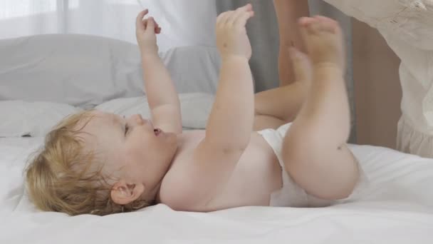 Mãe está mudando fraldas para seu bebê — Vídeo de Stock