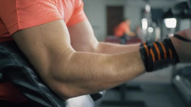 Atleta de treinamento masculino bombeando músculos do bíceps — Vídeo de Stock