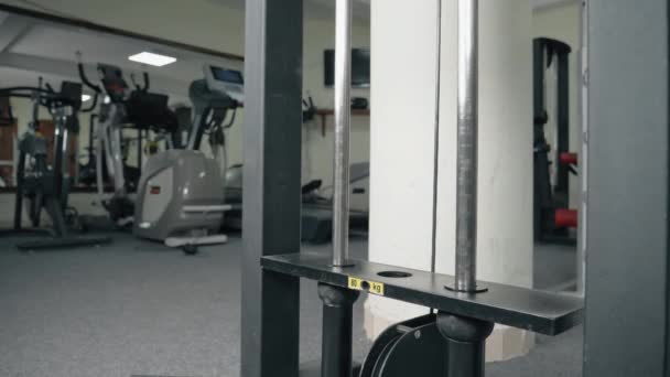 Placas de máquinas de levantamento de peso se move para cima e para baixo — Vídeo de Stock