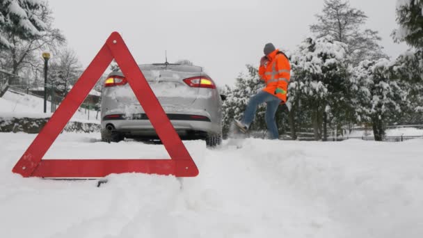 Дорога покрыта снегом после огромной метели — стоковое видео