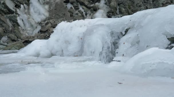 Gebirgsfluss mit Eis bedeckt — Stockvideo