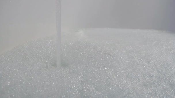 Τρεχούμενο νερό, ζεστό νερό χύνεται στην μπανιέρα — Αρχείο Βίντεο