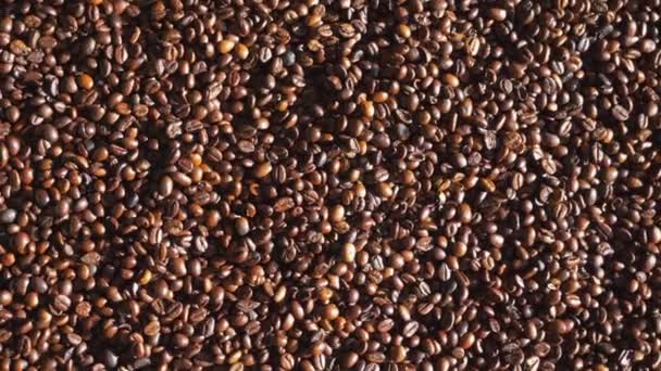 Жареные кофейные зёрна. Ароматические зерна кофе — стоковое видео