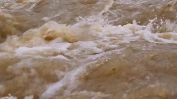 Rasande flod med smutsigt vatten. Naturkatastrofer och extrema väderförhållanden. — Stockvideo