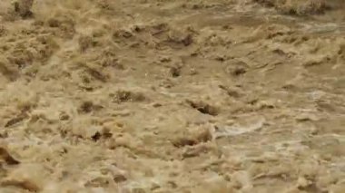 Şiddetli nehir yağmurdan sonra kirli suyla