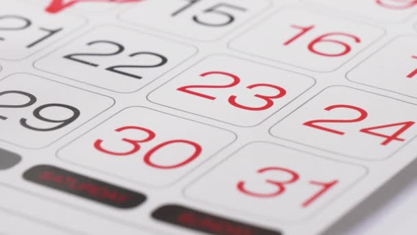 Blad van papieren kalender met blauwe stip — Stockvideo