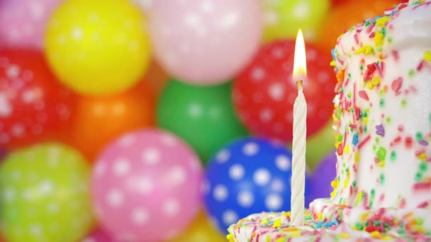 Tarta de cumpleaños con vela encendida — Vídeo de stock