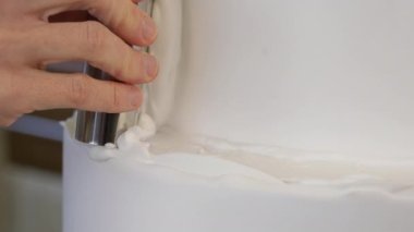 Pasta kremalı pasta hazırlama işlemini yakından takip edin.