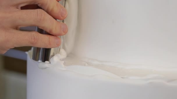 Cake crème applicatie taart maken proces in close-up — Stockvideo