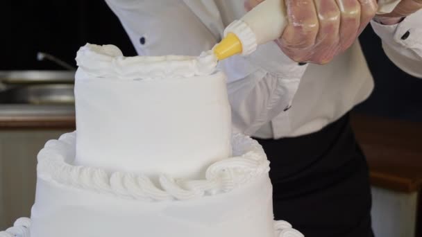 El chef de pastelería hace un pastel. — Vídeos de Stock