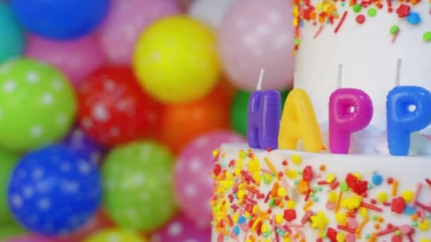 Торт з різнокольоровими свічками з днем народження — стокове відео