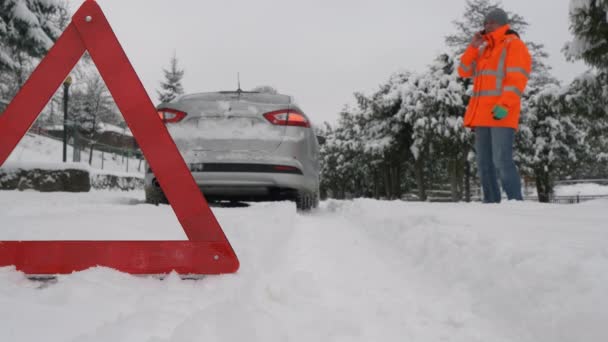 Водій в куртці безпеки дорожнього руху біля своєї машини . — стокове відео