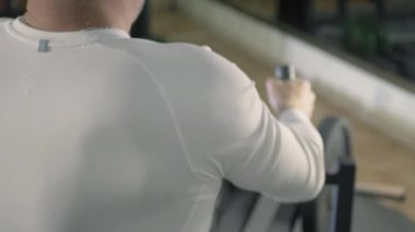 Vücut geliştirici sırt kaslarını çalıştırıyor.