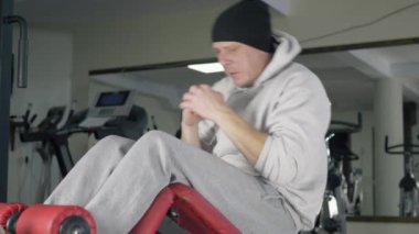 Sporcu bir fitness kulübünde karın kaslarını çalıştırır.