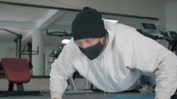 Athlète faisant des pompes dans la salle de gym — Video