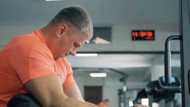 Atleta masculino entrenamiento bíceps músculos en el gimnasio — Vídeos de Stock