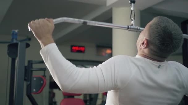 Bodybuilder uomo allenamento al centro fitness nel seminterrato — Video Stock