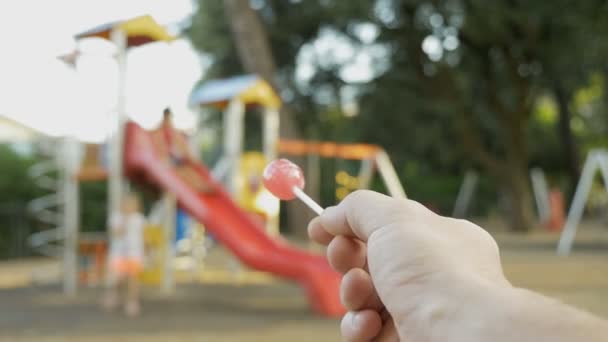 Vreemdeling probeert een kind te stelen — Stockvideo