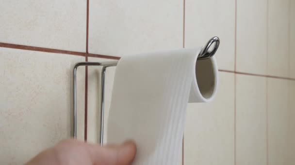 Rolo branco de papel higiênico no banheiro. — Vídeo de Stock