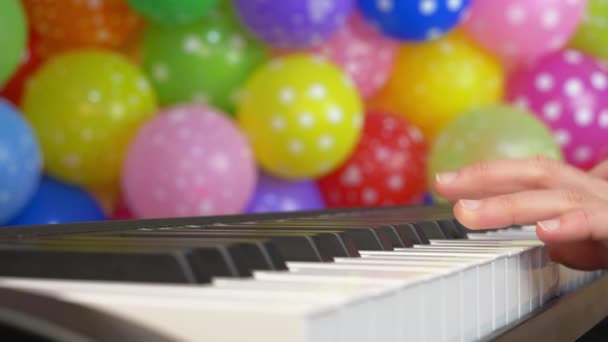 Jouer du piano à la fête. — Video