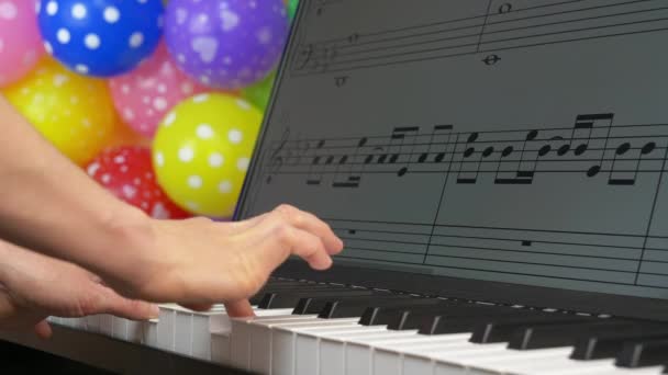Jeune fille joue du piano à une fête — Video