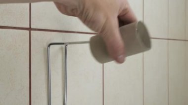 Banyodaki son kağıt parçası..