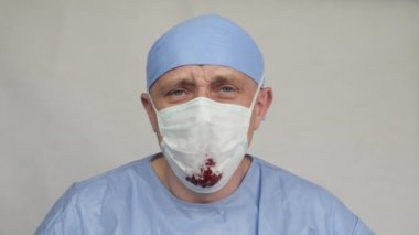 Viral enfeksiyonu olan doktor..