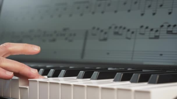 Una joven toca una canción en un teclado — Vídeos de Stock