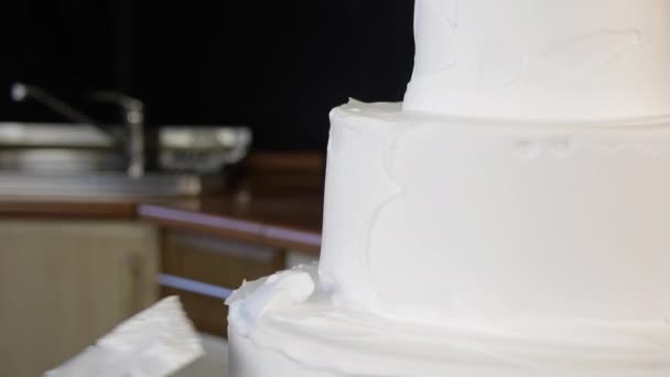 Torta crema applicazione torta processo di fabbricazione in primo piano — Video Stock