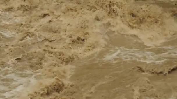 Natuurrampen en extreem weer. Raging rivier met vuil water — Stockvideo