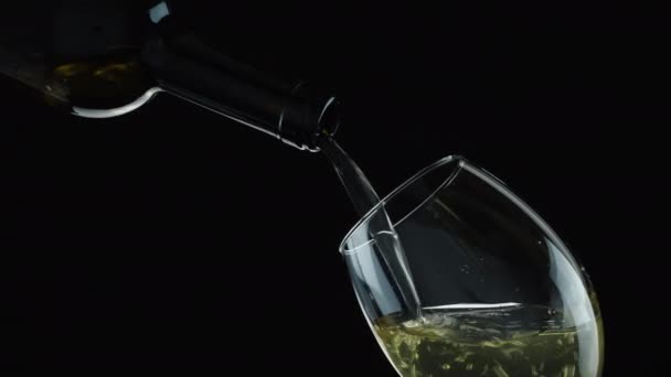 Wijn uit de fles gieten. Witte wijn in glas — Stockvideo