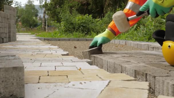 Trabajador de la construcción hace pavimento nueva acera — Vídeos de Stock