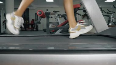 Koşu bandındaki kadın