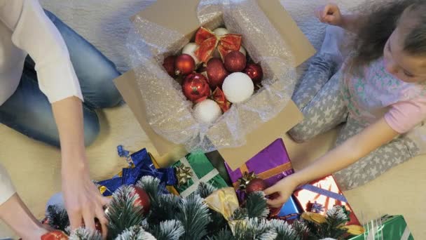 Kerstvakantie is na verloop van tijd om de kerstboom te ontmantelen. — Stockvideo