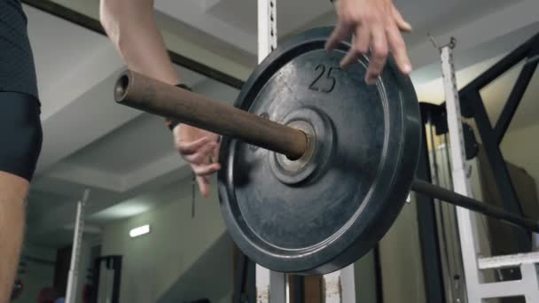 Bodybuilder athlète met du poids sur haltère — Video