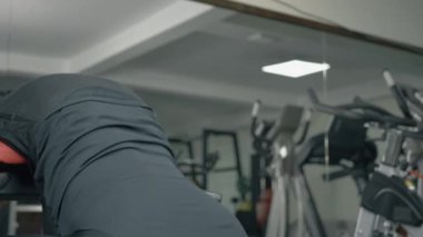 Vücut geliştirici spor salonunda bel kaslarını çalıştırır.