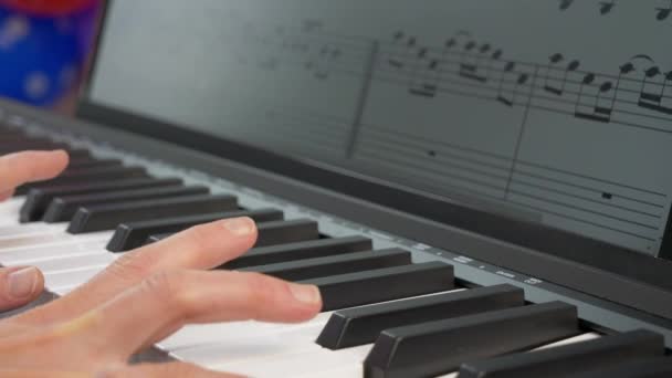 Cours de piano en ligne. — Video