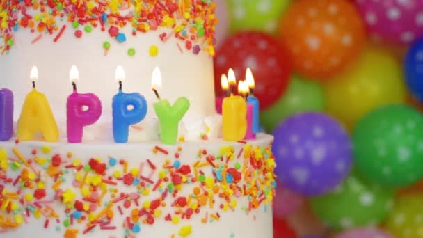 Bolo com velas na forma de uma inscrição Feliz Aniversário — Vídeo de Stock